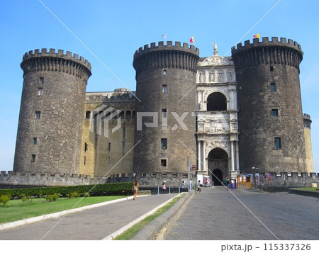 南イタリア・ナポリのヌオーヴォ城 南イタリア・ナポリのヌオーヴォ城 115337326
