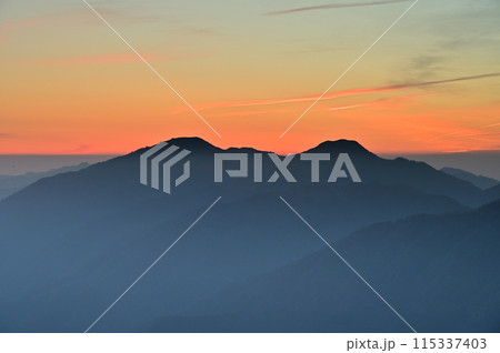 日本百名山「剣山」と「次郎笈」の冬景色、日の出前 日本百名山「剣山」と「次郎笈」の冬景色、日の出前 115337403
