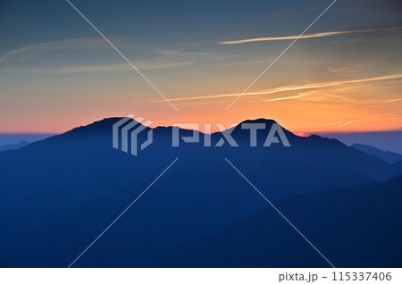 日本百名山「剣山」と「次郎笈」の冬景色、日の出前 日本百名山「剣山」と「次郎笈」の冬景色、日の出前 115337406