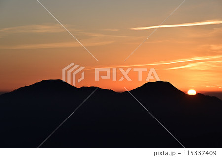 日本百名山「剣山」と「次郎笈」の冬景色、日の出 115337409