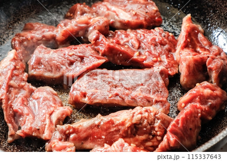 牛サガリ肉の焼き肉 115337643