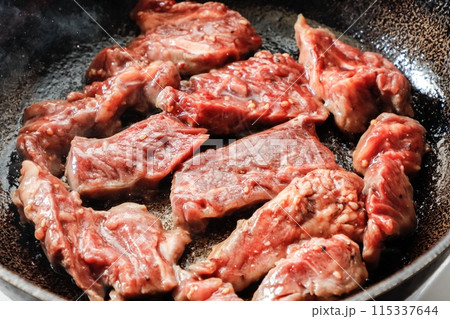 牛サガリ肉の焼き肉 牛サガリ肉の焼き肉 115337644