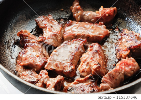牛サガリ肉の焼き肉 115337646