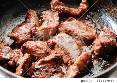 牛サガリ肉の焼き肉 115337647