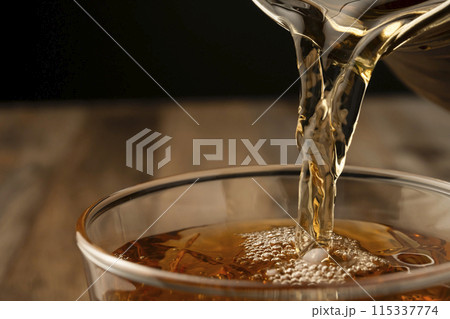 麦茶をコップに注ぐ　入れる 115337774