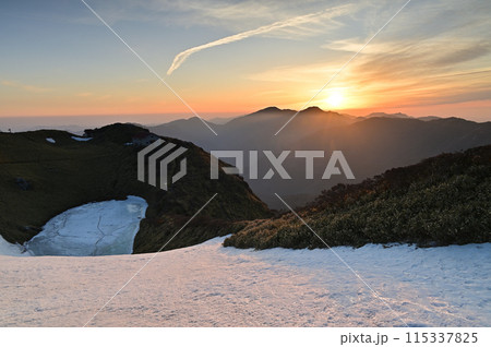 「三嶺」より撮影した日本百名山「剣山」と弟分「次郎笈」からの日の出 115337825