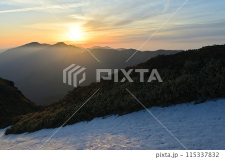 「三嶺」より撮影した日本百名山「剣山」と弟分「次郎笈」からの日の出 115337832