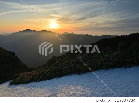 「三嶺」より撮影した日本百名山「剣山」と弟分「次郎笈」からの日の出 115337834