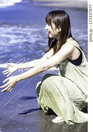 波打ち際で遊ぶ女性 波打ち際で遊ぶ女性 115337977