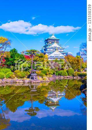 大阪城の紅葉と水鏡 115338159