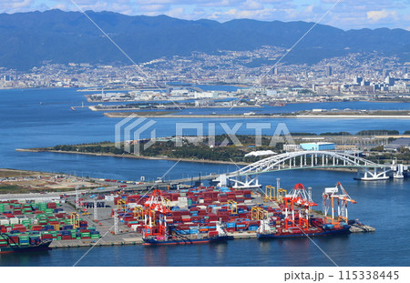 高層ビル展望台からの、大阪南港の眺望：夢洲へのアクセス・夢洲大橋 115338445