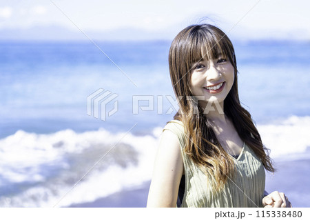 海を満喫する女性 海を満喫する女性 115338480