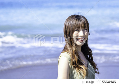 海を満喫する女性 115338483