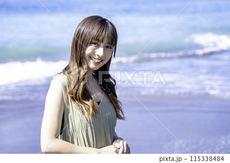 海を満喫する女性 115338484