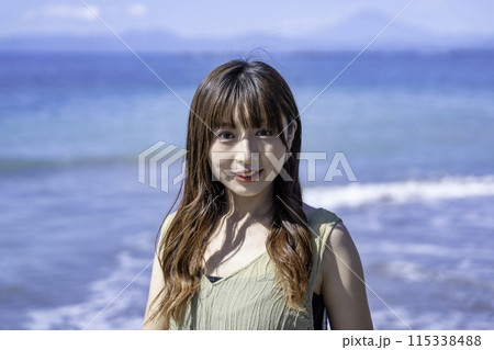 海を満喫する女性 115338488