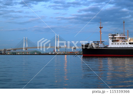 横浜港夕景　氷川丸と横浜ベイブリッジ 115339366