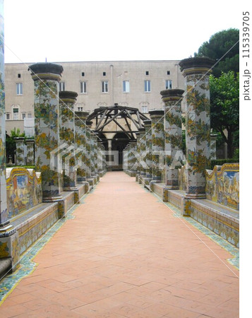 ナポリ歴史地区のサンタ・キアーラ教会、クラリッセのキオストロ ナポリ歴史地区のサンタ・キアーラ教会、クラリッセのキオストロ 115339705