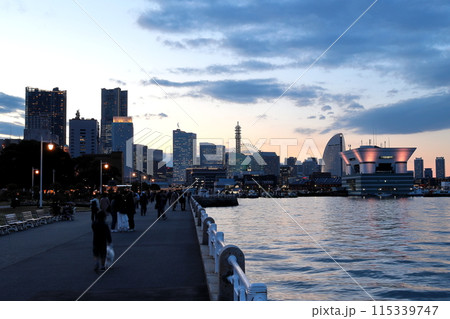 横浜港夕景　山下公園 115339747