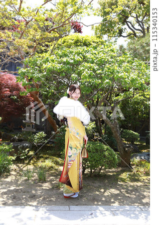 イエロー系柄の振袖を着た成人女性、成人振袖和装ロケーション撮影、成人式 イエロー系柄の振袖を着た成人女性、成人振袖和装ロケーション撮影、成人式 115340153