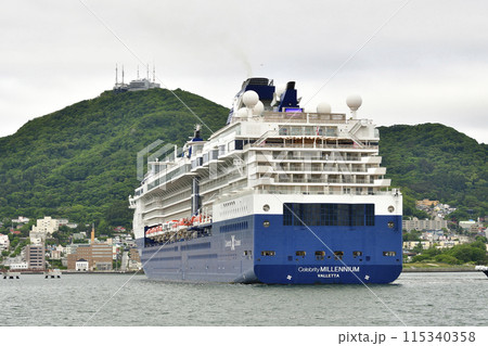 初夏の北海道函館市函館港に入港するクルーズ船セレブリティミレニアム号の風景を撮影 115340358