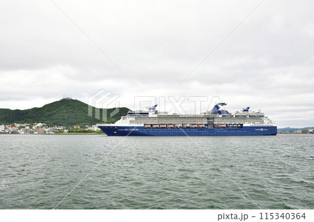 初夏の北海道函館市函館港に入港するクルーズ船セレブリティミレニアム号の風景を撮影 115340364