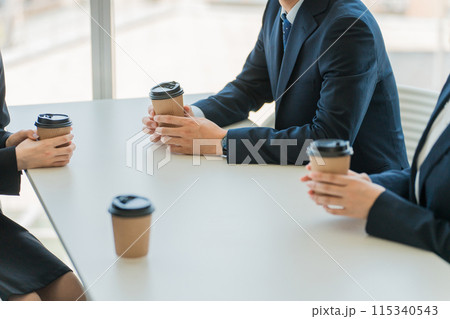 オフィスのカフェスペースで休憩するビジネスマン男女 115340543