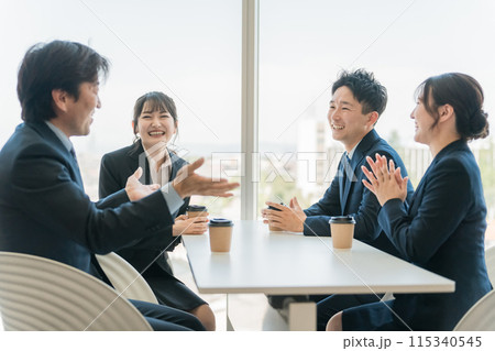 オフィスのカフェスペースで談笑するビジネスマン男女 115340545
