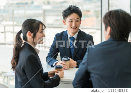 オフィスの休憩スペースで談笑するビジネスマン男女 115340558