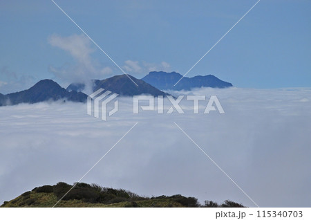 笹ヶ峰から見た雲海、石鎚山方面 笹ヶ峰から見た雲海、石鎚山方面 115340703