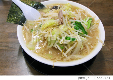 もやしなどの野菜たっぷり、背油の入ったこってり系の二郎系ラーメン豚骨味噌味タンメン もやしなどの野菜たっぷり、背油の入ったこってり系の二郎系ラーメン豚骨味噌味タンメン 115340724