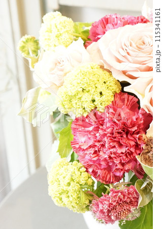 カーネーションとバラとビバーナム・スノーボールの花束 カーネーションとバラとビバーナム・スノーボールの花束 115341161