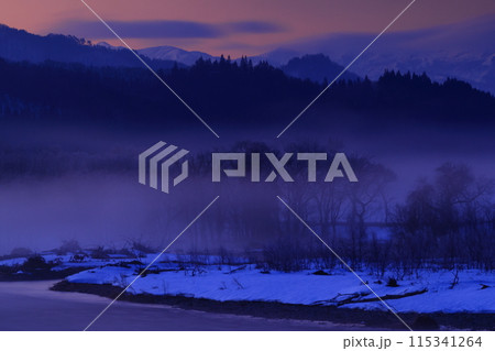 岩手県西和賀町　朝焼けの冬景色 115341264