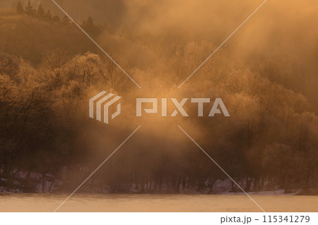 岩手県西和賀町　朝焼けの冬景色 115341279