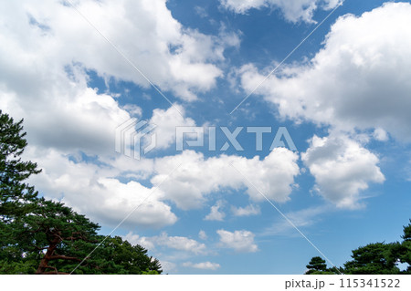 青空と白い雲 115341522