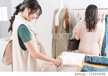 洋服屋・アパレルショップで洋服を選ぶ若いアジア人女性 115341630