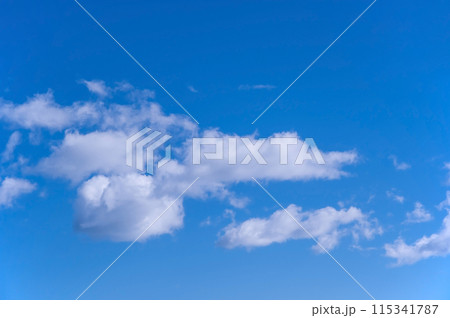青空に浮かぶ白い雲 115341787