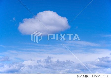 青空に浮かぶ白い雲 青空に浮かぶ白い雲 115341804