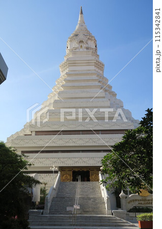歴史ある王室寺院、エメラルドの仏塔があるワット・パークナム・パーシーチャルーン 歴史ある王室寺院、エメラルドの仏塔があるワット・パークナム・パーシーチャルーン 115342841