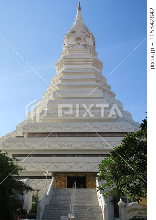 歴史ある王室寺院、エメラルドの仏塔があるワット・パークナム・パーシーチャルーン 歴史ある王室寺院、エメラルドの仏塔があるワット・パークナム・パーシーチャルーン 115342842