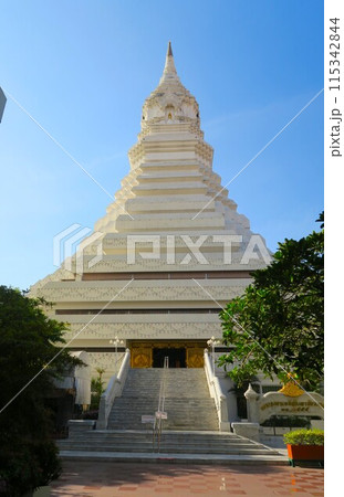 歴史ある王室寺院、エメラルドの仏塔があるワット・パークナム・パーシーチャルーン 歴史ある王室寺院、エメラルドの仏塔があるワット・パークナム・パーシーチャルーン 115342844