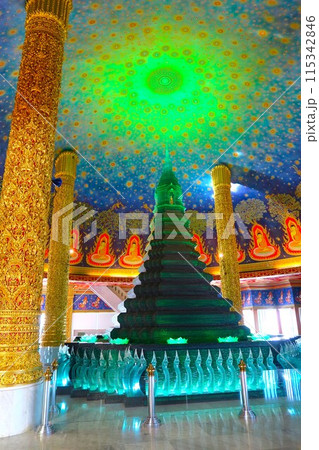 歴史ある王室寺院、エメラルドの仏塔があるワット・パークナム・パーシーチャルーン 115342846