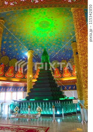 歴史ある王室寺院、エメラルドの仏塔があるワット・パークナム・パーシーチャルーン 115342850