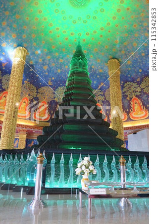 歴史ある王室寺院、エメラルドの仏塔があるワット・パークナム・パーシーチャルーン 115342853