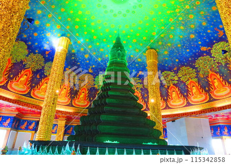 歴史ある王室寺院、エメラルドの仏塔があるワット・パークナム・パーシーチャルーン 115342858