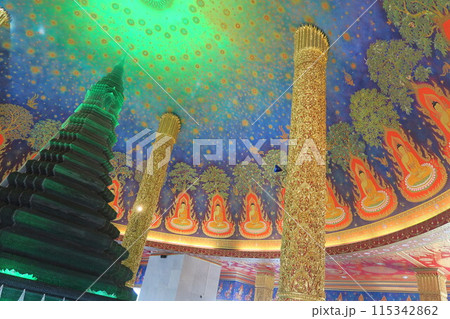 歴史ある王室寺院、エメラルドの仏塔があるワット・パークナム・パーシーチャルーン 115342862