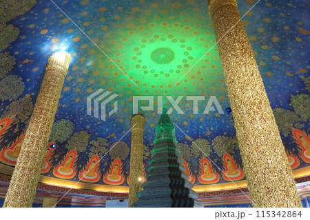 歴史ある王室寺院、エメラルドの仏塔があるワット・パークナム・パーシーチャルーン 115342864