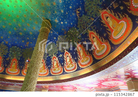 歴史ある王室寺院、エメラルドの仏塔があるワット・パークナム・パーシーチャルーン 115342867