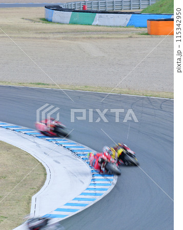 春のバイクレース　コーナーリング 115342950