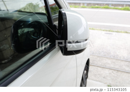 折り畳んだ車のサイドミラー 115343105