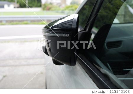 折り畳んだ車のサイドミラー 115343108